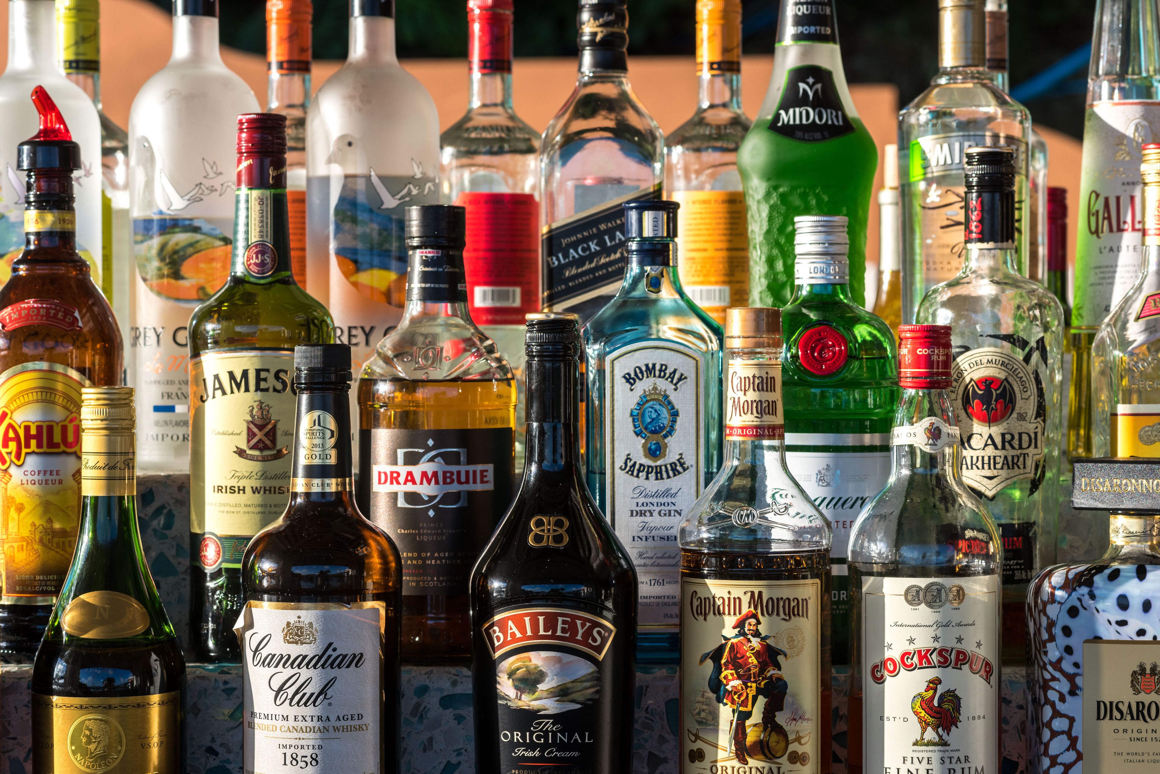 Variedad de botellas de licor exhibidas en una estantería.
