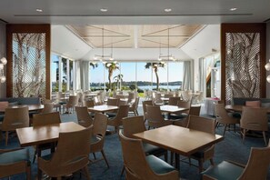 3 restaurants, breakfast served