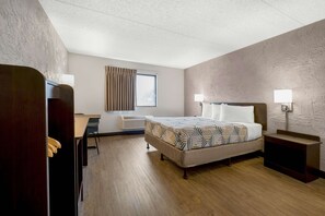 Minibar, desk, laptop workspace, blackout drapes - Motel 6 Elk Grove Village, IL - O'Hare (Elk Grove Village)