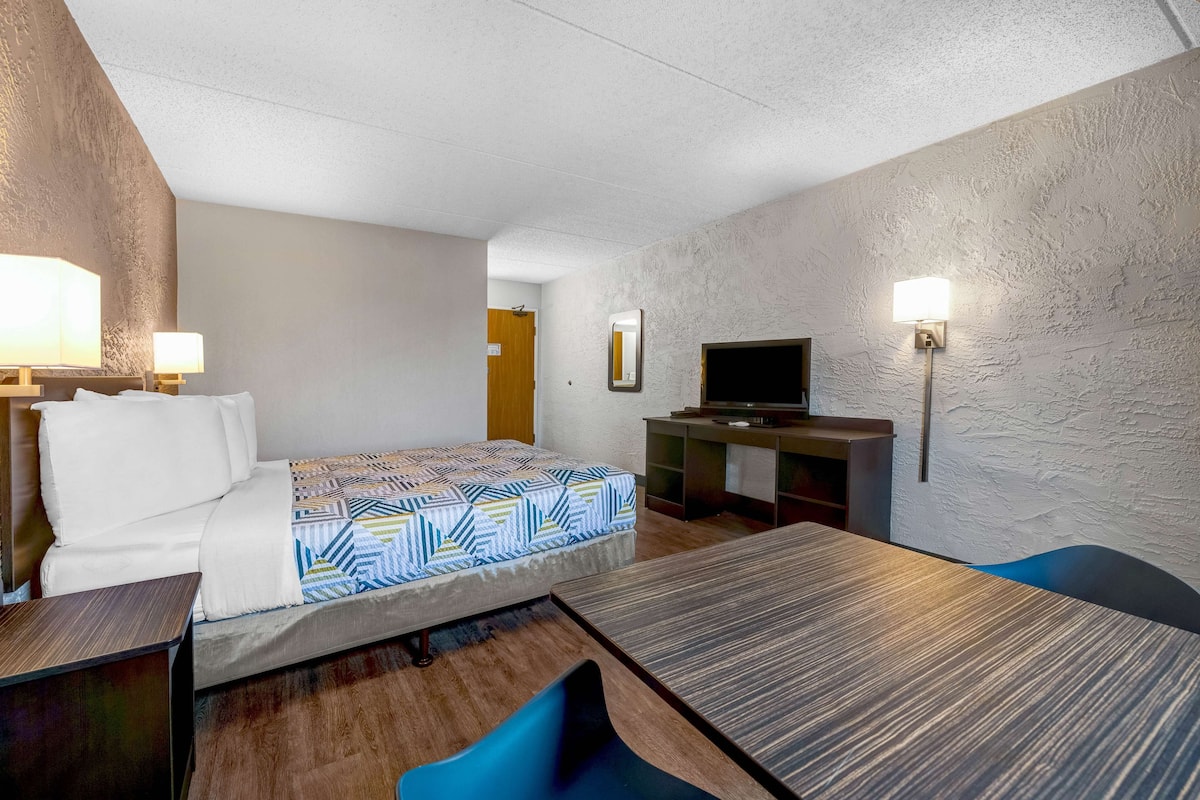 Minibar, desk, laptop workspace, blackout drapes