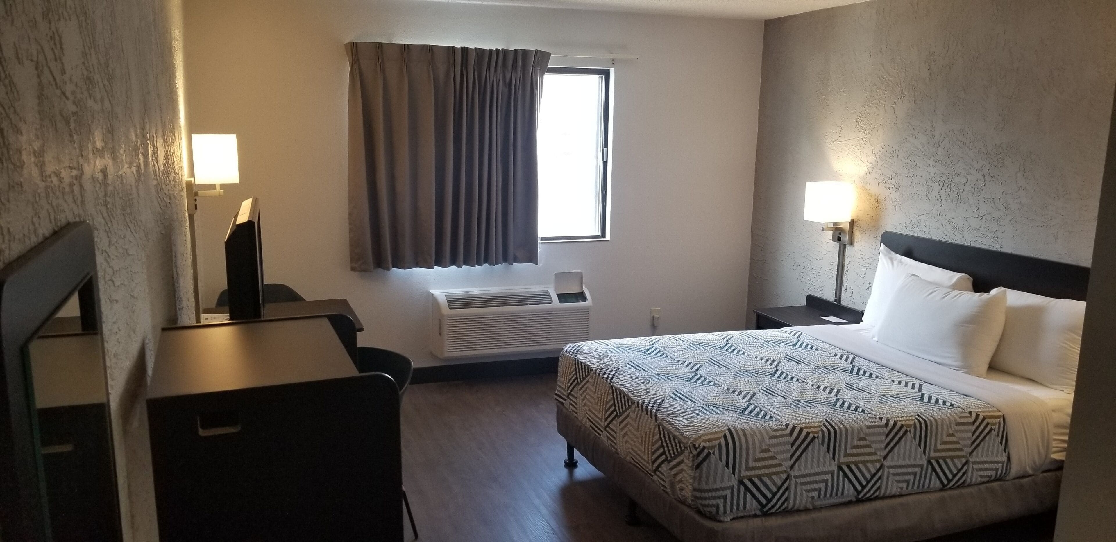 ميني بار ومكتب ومساحة عمل للكمبيوتر المحمول وستائر تعتيم