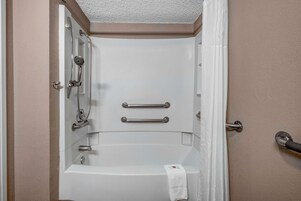 Bañera con ducha, toallas, jabón