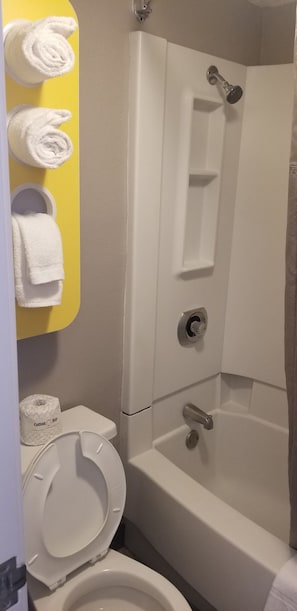 Kombinert dusj/badekar, håndklær og såpe