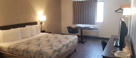 Een minibar, een bureau, een laptopwerkplek, verduisterende gordijnen