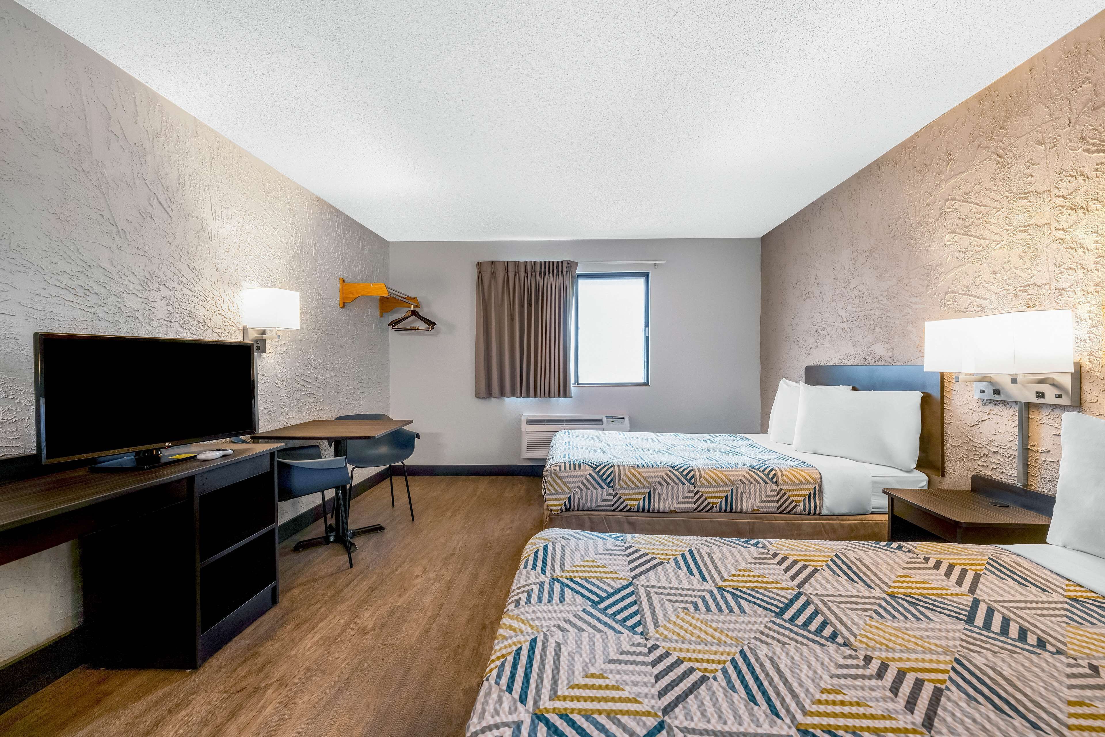 Minibar, skrivebord, skrivebord for bærbar PC og blendingsgardiner