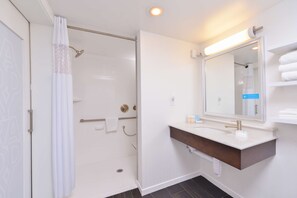 Habitación, 1 cama matrimonial, con acceso para personas discapacitadas (Roll-In Shower) | Regadera en el baño