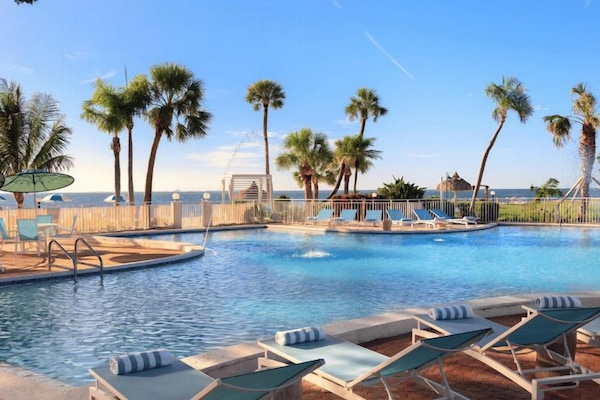 2 Außenpools, beheizter Pool, Sonnenschirme, Liegestühle