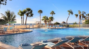 2 piscinas al aire libre, una piscina climatizada, sombrillas