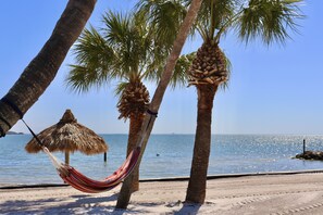 Plage privée, sable blanc, cabines (en supplément), chaises longues