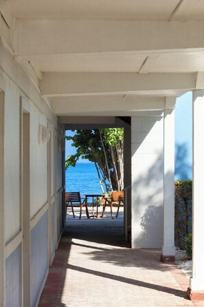 Chambre Deluxe, 1 très grand lit, vue sur la cour intérieure | Terrasse/patio