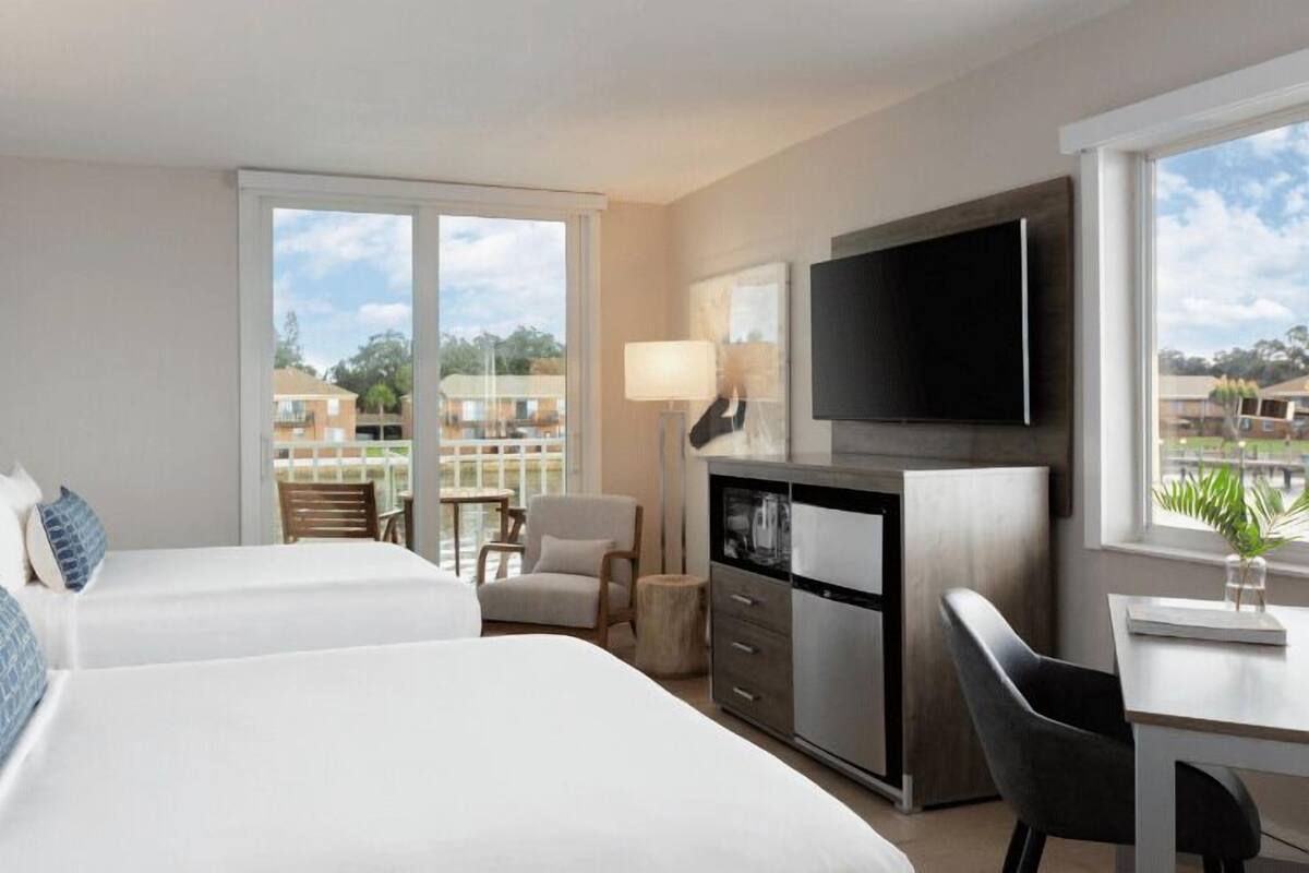 Luxe beddengoed, een kluis op de kamer, een bureau, een laptopwerkplek