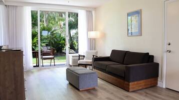 Deluxe Oasis King Suite | Premium bedding, in-room safe, desk, laptop workspace