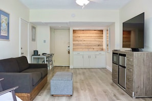 Deluxe Oasis King Suite | 1 bedroom, premium bedding, in-room safe, desk