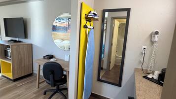 Rom – business, 1 queensize-seng | Safe på rommet, skrivebord, blendingsgardiner og strykejern/-brett