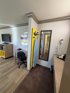 Business Room, 1 Queen Bed | In-room safe, desk, blackout drapes, iron/ironing board - Days Inn by Wyndham San Francisco S/Oyster Point Airport (South San Francisco)