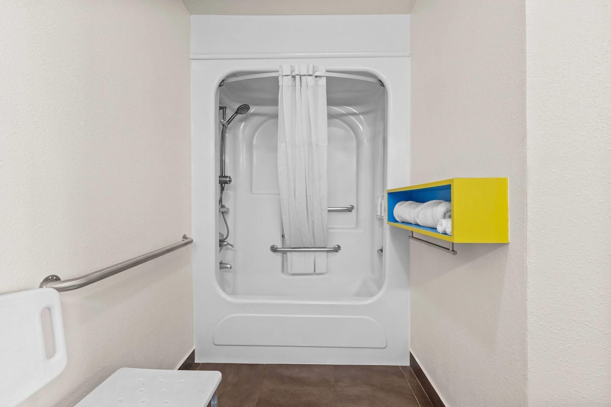 Standard Room, 1 Queen Bed, Accessible | Accessible bathroom