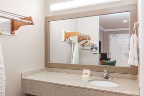Ducha y bañera combinadas y artículos de higiene personal gratuitos