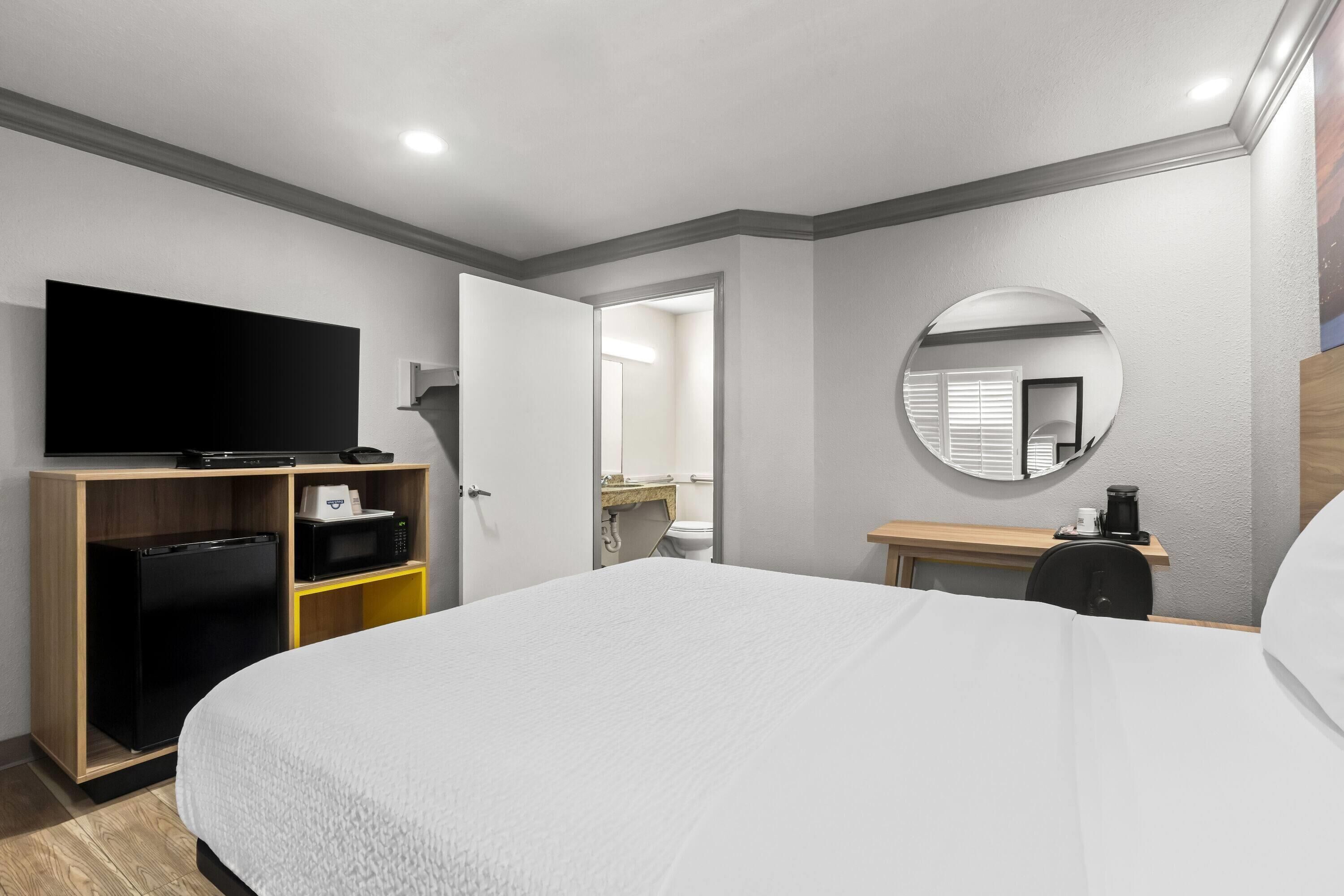 Standardzimmer, 1 Queen-Bett, barrierefrei | Zimmersafe, Schreibtisch, Verdunkelungsvorhänge, Bügeleisen/Bügelbrett