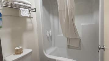 Badkar/dusch, gratis toalettartiklar, hårtork och handdukar