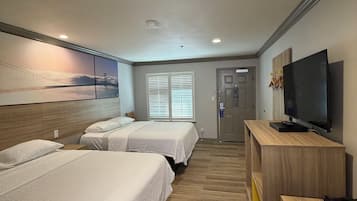 Standardrum - 2 queensize-sängar | Värdeförvaringsskåp på rummet, skrivbord och mörkläggningsgardiner