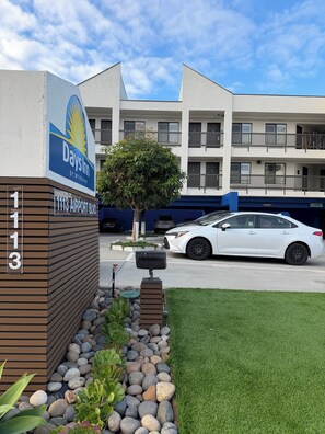 Front of property - Days Inn by Wyndham San Francisco S/Oyster Point Airport (South San Francisco)