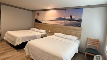 Rom – standard, 2 queensize-senger | Safe på rommet, skrivebord, blendingsgardiner og strykejern/-brett