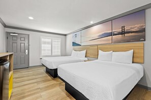 Kamar Standar, 2 Tempat Tidur Queen | Brankas, meja kerja, tirai kedap cahaya, dan setrika/meja setrika