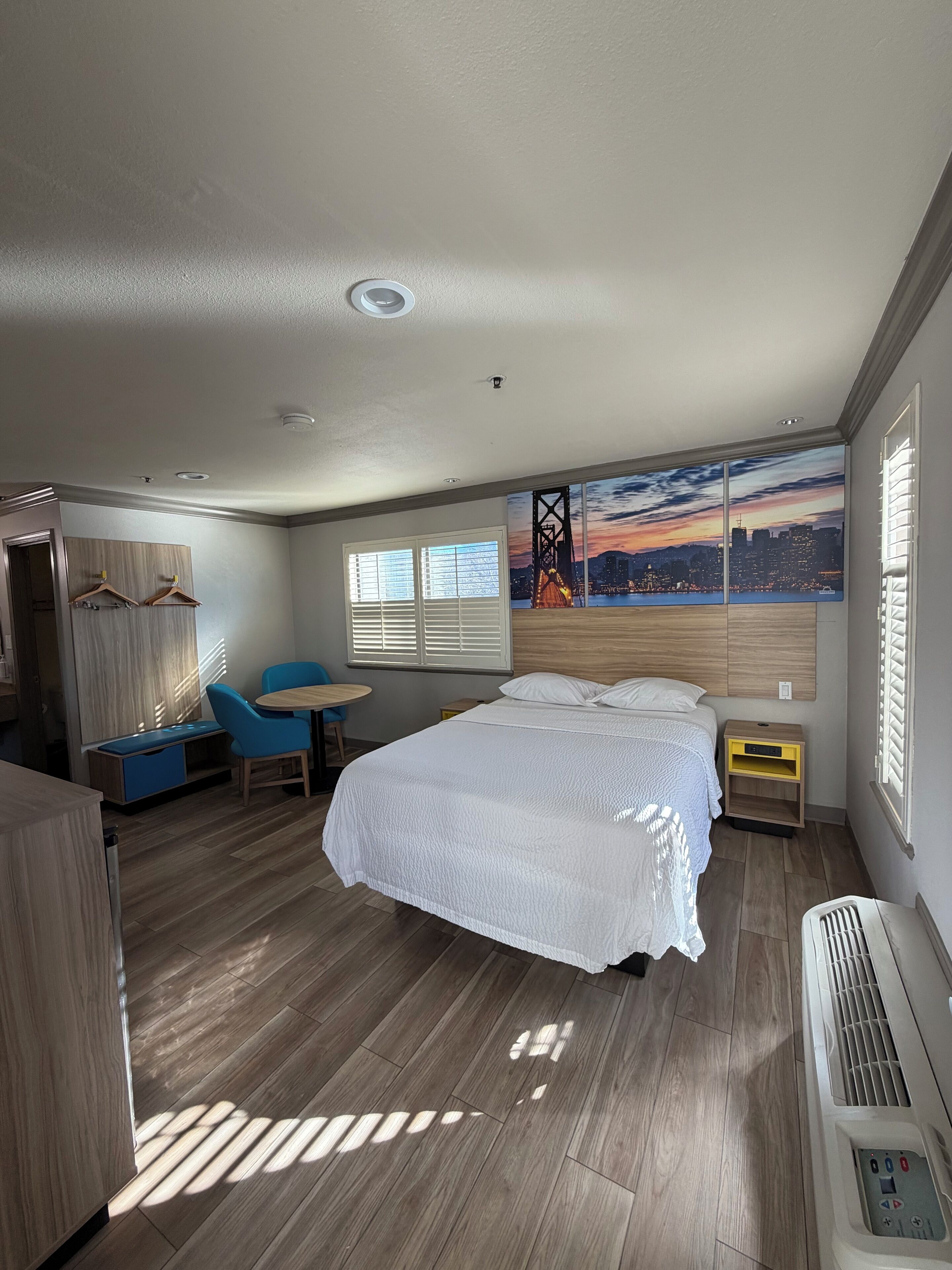 Quarto empresarial, 1 cama Queen | Cofres nos quartos, escrivaninha, cortinas blackout