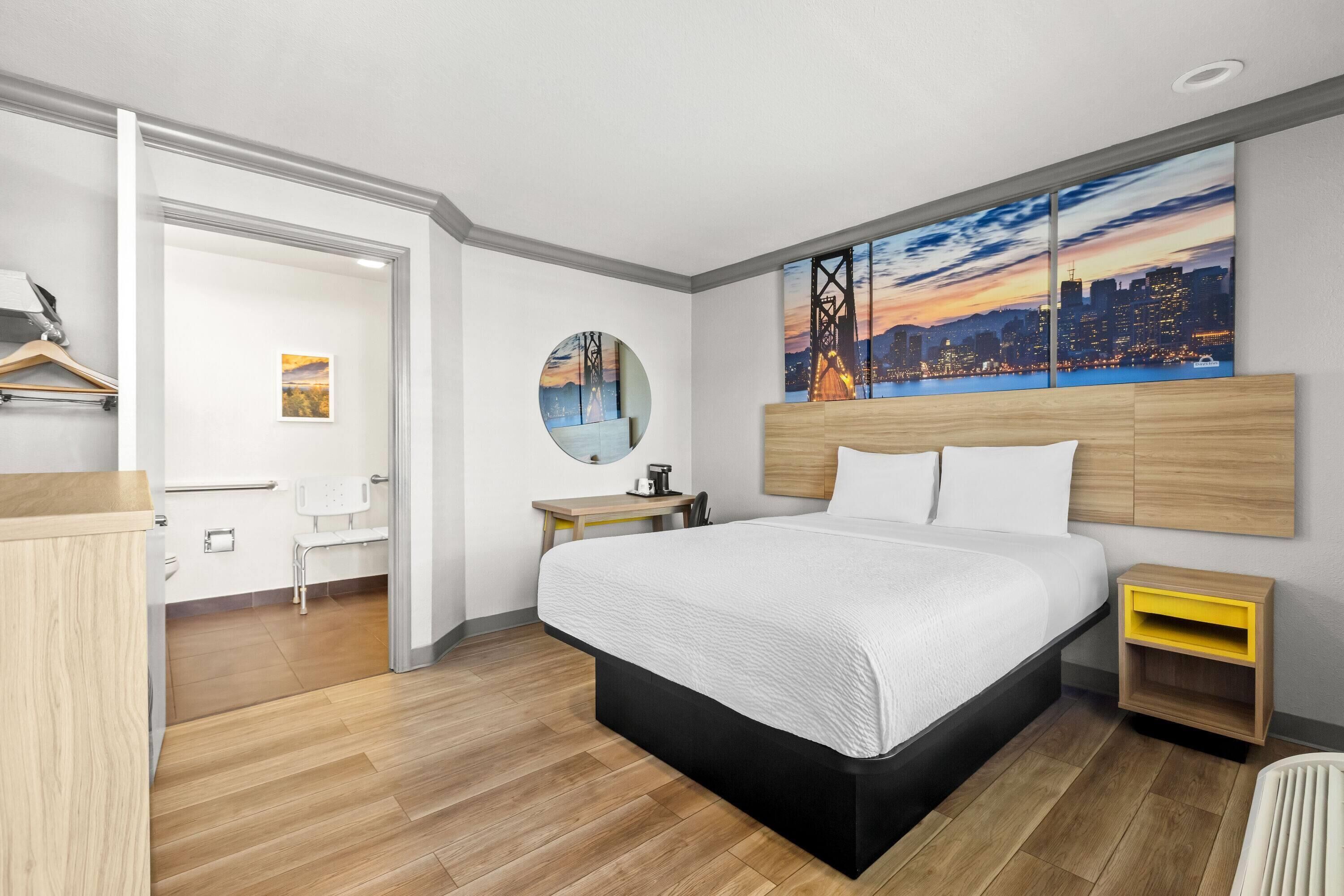 Standaard kamer, 1 queensize bed, toegankelijk voor mindervaliden | Een kluis op de kamer, een bureau, verduisterende gordijnen