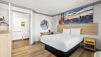 Standaard kamer, 1 queensize bed, toegankelijk voor mindervaliden | Een kluis op de kamer, een bureau, verduisterende gordijnen