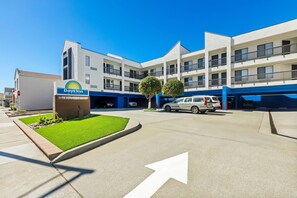 Exterior - Days Inn by Wyndham San Francisco S/Oyster Point Airport (South San Francisco)