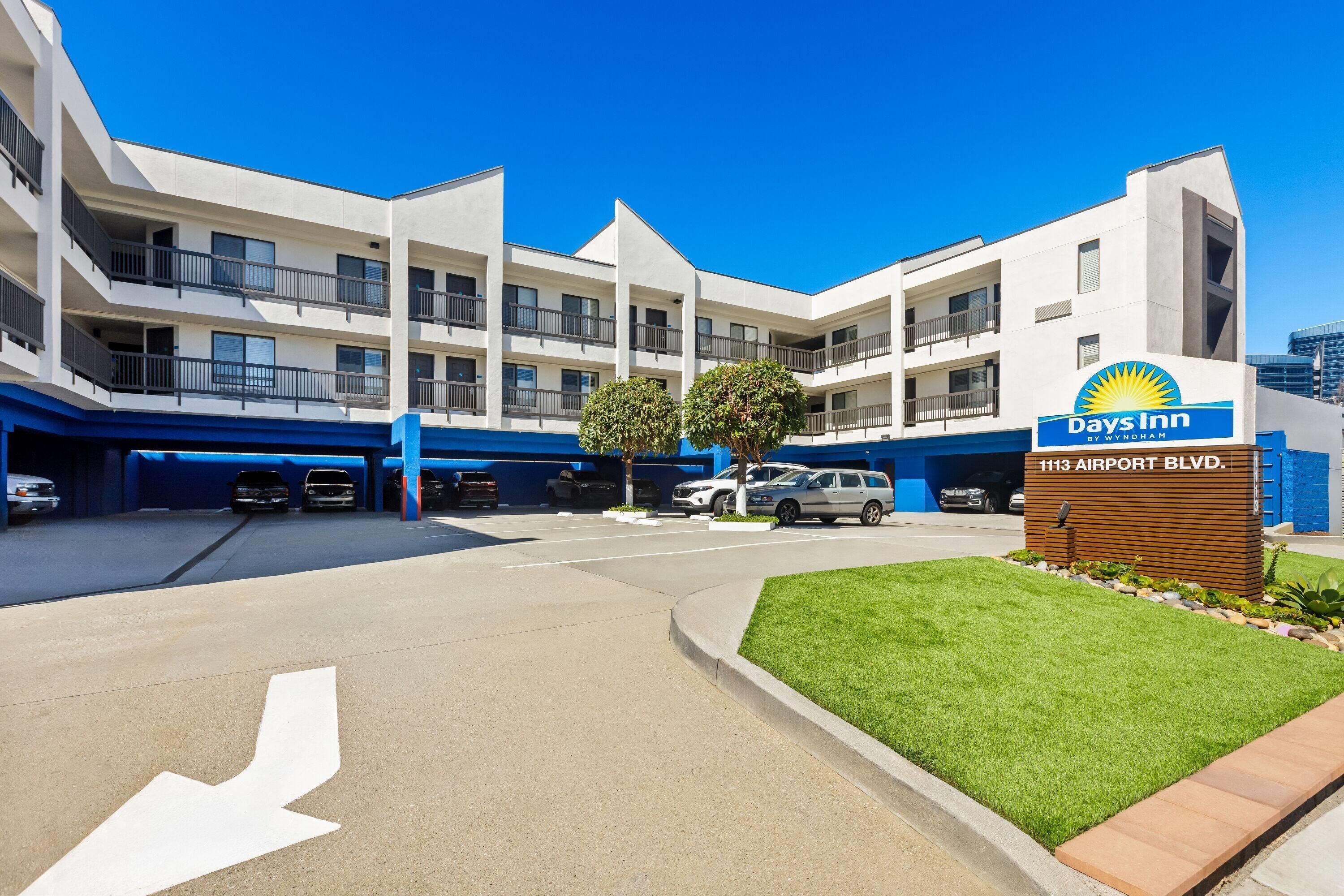 Ein Days Inn Hotel mit modernem Design, gelegen in der 1113 Airport Blvd.