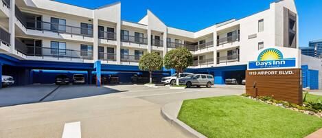 Ein Days Inn Hotel mit modernem Design, gelegen in der 1113 Airport Blvd.