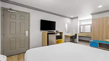 Business Room, 1 Queen Bed | In-room safe, desk, blackout drapes, iron/ironing board