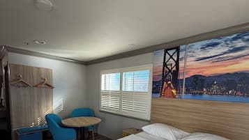 Business kamer, 1 queensize bed | Een kluis op de kamer, een bureau, verduisterende gordijnen