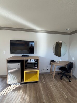 Business Room, 1 Queen Bed | In-room safe, desk, blackout drapes, iron/ironing board - Days Inn by Wyndham San Francisco S/Oyster Point Airport (South San Francisco)