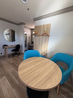 Business Room, 1 Queen Bed | In-room safe, desk, blackout drapes, iron/ironing board - Days Inn by Wyndham San Francisco S/Oyster Point Airport (South San Francisco)