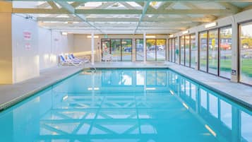 Una piscina techada, una piscina al aire libre de temporada