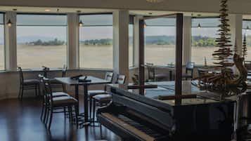Se sirven desayunos, comidas y cenas con vista al mar