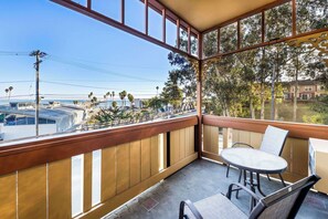 Business Room, 1 King Bed, Non Smoking, Ocean View