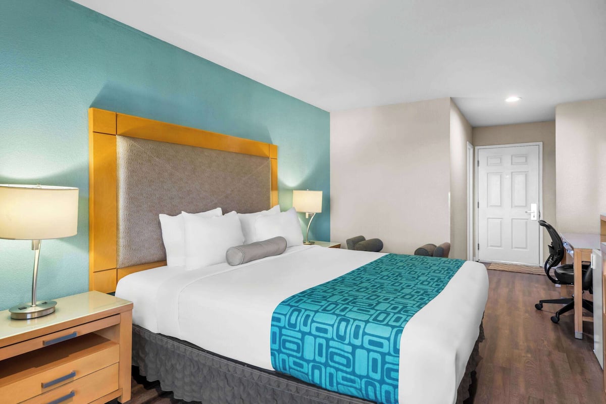 Desk, iron/ironing board, free WiFi, bed sheets