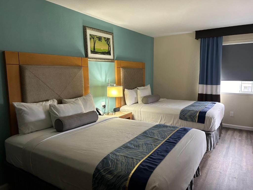 Suite, 2 camas de matrimonio, no fumadores, vistas al mar | Escritorio, tabla de planchar con plancha, wifi gratis y ropa de cama