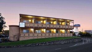 A multi-story hotel with a flat facade, multiple balconies, and a sign indicating it is part of the Howard Johnson network. - Howard Johnson by Wyndham Santa Cruz (Santa Cruz)
