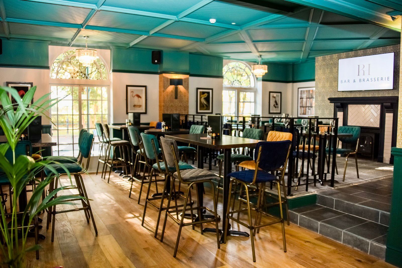 Breakfast, lunch and dinner served