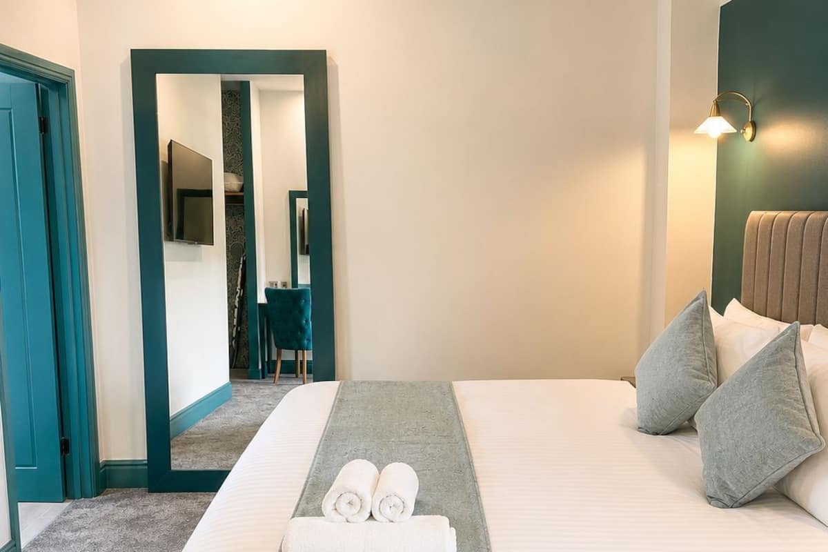 Suite junior, 1 cama King size | Baño | Amenidades de baño gratuitas, secadora de cabello, toallas