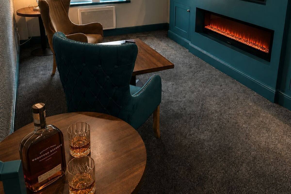 Ein modernes Wohnzimmer mit Kamin, Fernseher und einer gemütlichen Sitzecke.