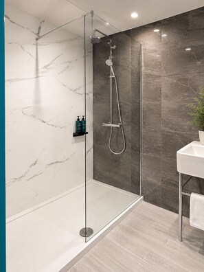Articles de toilette gratuits, sèche-cheveux