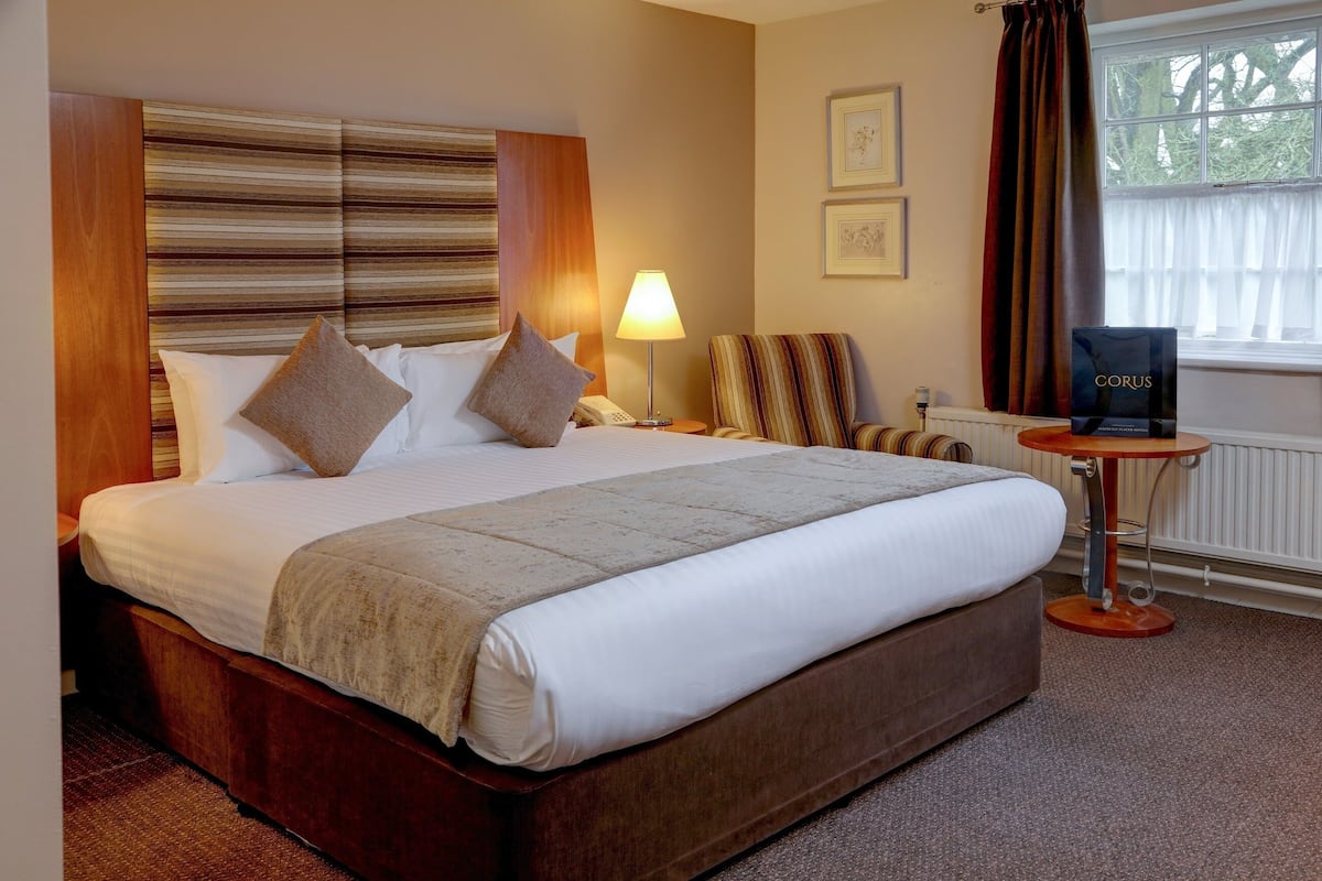 Executive Double Room | 1 bedroom, iron/ironing board, free WiFi, bed sheets
