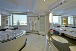 Presidential Suite | Bathroom | Shower, free toiletries, hair dryer, towels