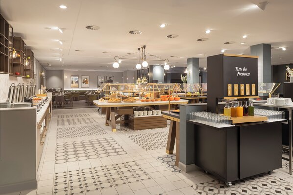 Tägliches Frühstücksbuffet (18 EUR pro Person)